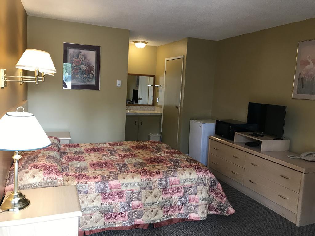 Polson Park Motel Vernon Esterno foto