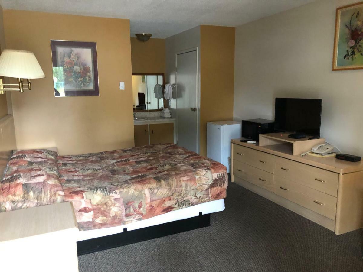 Polson Park Motel Vernon Esterno foto